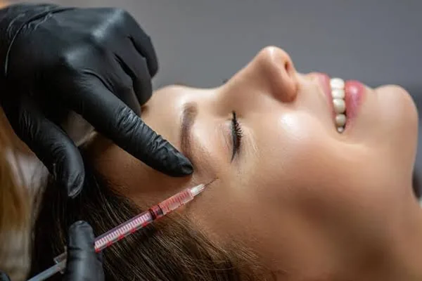 Profissional em atendimento de harmonização facial